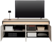 TV-Lowboard mit geöffneten Türen, zeigt Stauraum mit Büchern, Boxen und einem Kissen, frontal betrachtet.