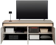 TV-Lowboard mit geöffneten Türen, zeigt Stauraum mit Büchern, Boxen und einem Kissen, frontal betrachtet.