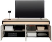 TV-Lowboard mit geöffneten Türen, zeigt Stauraum mit Büchern, Boxen und einem Kissen, frontal betrachtet.
