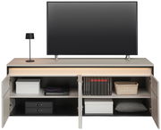 TV-Lowboard mit geöffneten Türen, zeigt Stauraum mit Büchern, Boxen und einem Kissen, frontal betrachtet.