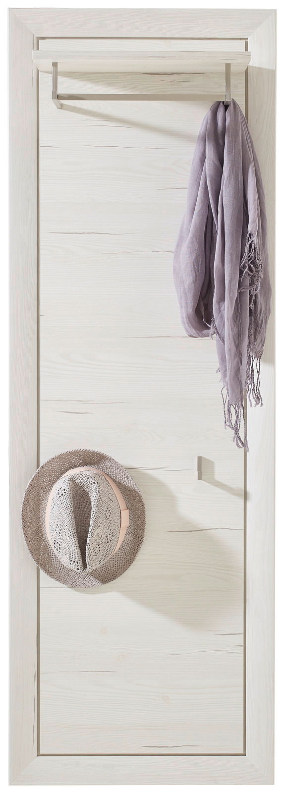 Garderobenpaneel aus hellem Holz mit Haken und Ablage, frontal fotografiert. Ein Schal und ein Hut sind dekorativ aufgehängt.
