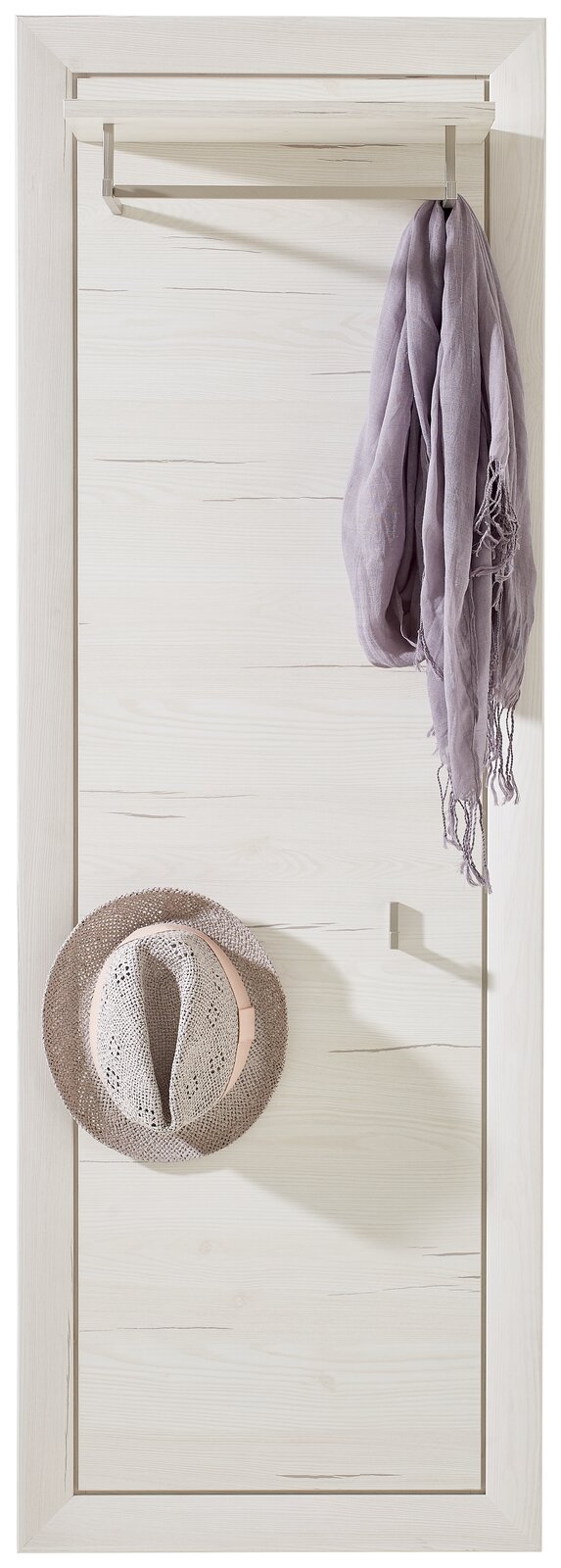 Garderobenpaneel aus hellem Holz mit Haken und Ablage, frontal fotografiert. Ein Schal und ein Hut sind dekorativ aufgehängt.