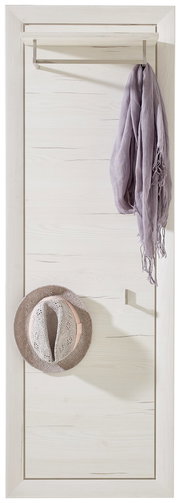 Garderobenpaneel aus hellem Holz mit Haken und Ablage, frontal fotografiert. Ein Schal und ein Hut sind dekorativ aufgehängt.