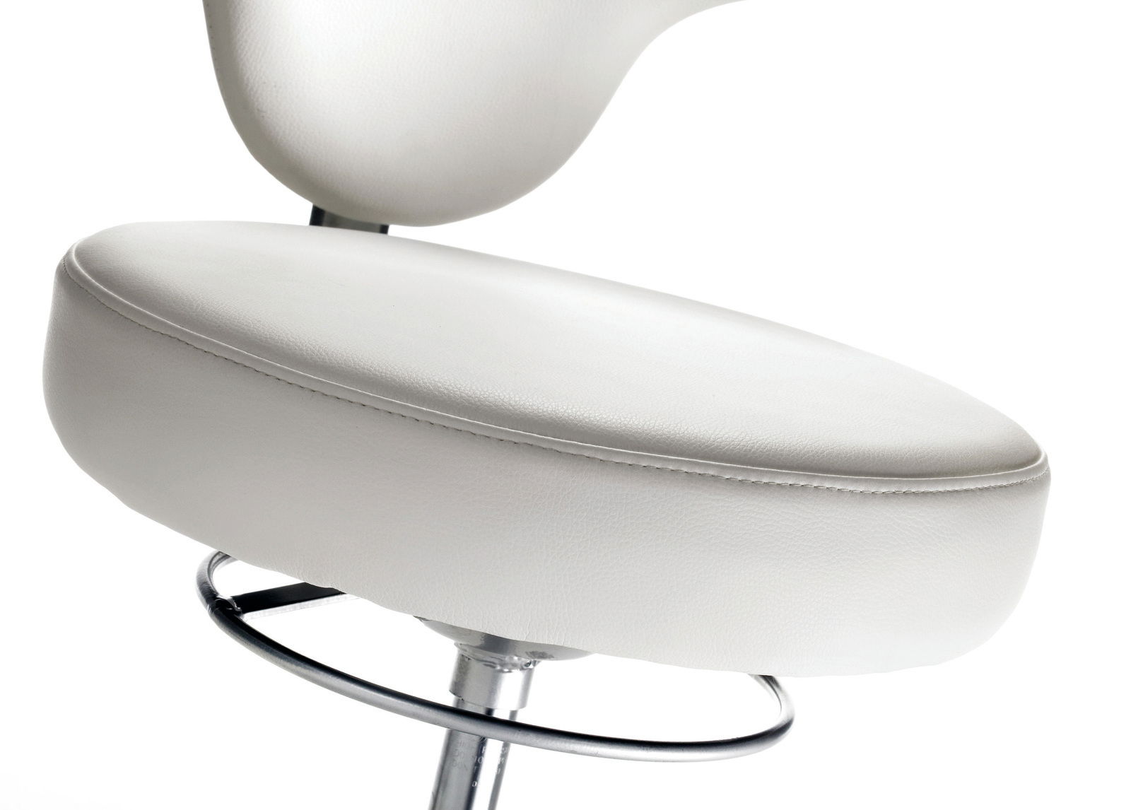 Nahaufnahme eines weißen Funktionsdrehstuhls mit verchromtem Gestell, seitliche Perspektive