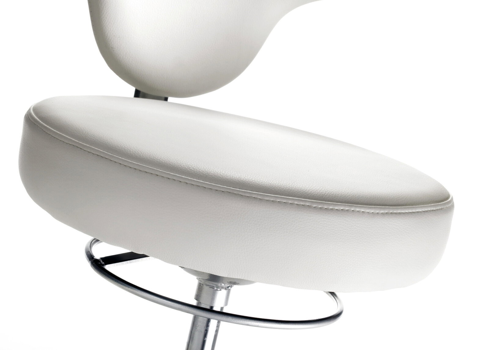 Nahaufnahme eines weißen Funktionsdrehstuhls mit verchromtem Gestell, seitliche Perspektive