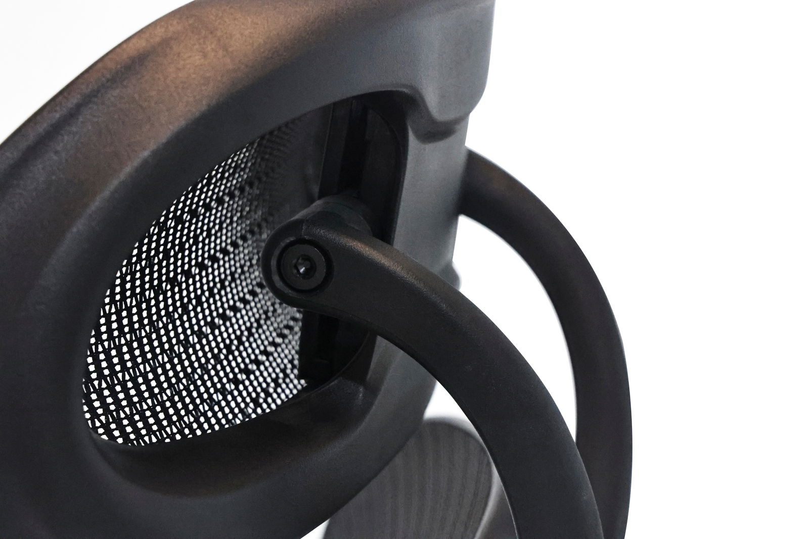 Nahaufnahme der Rückseite eines Drehstuhls mit schwarzem Netzrücken und Armlehne, seitliche Perspektive.