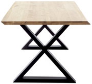 Moderner Esstisch mit Holzplatte und schwarzem Metallgestell in X-Form, seitliche Perspektive