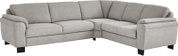Hellgraues Stoff-Ecksofa in L-Form mit gepolsterten Rückenlehnen, breiten Armlehnen und schwarzen Füßen, gezeigt in frontaler 3/4-Perspektive von vorne.