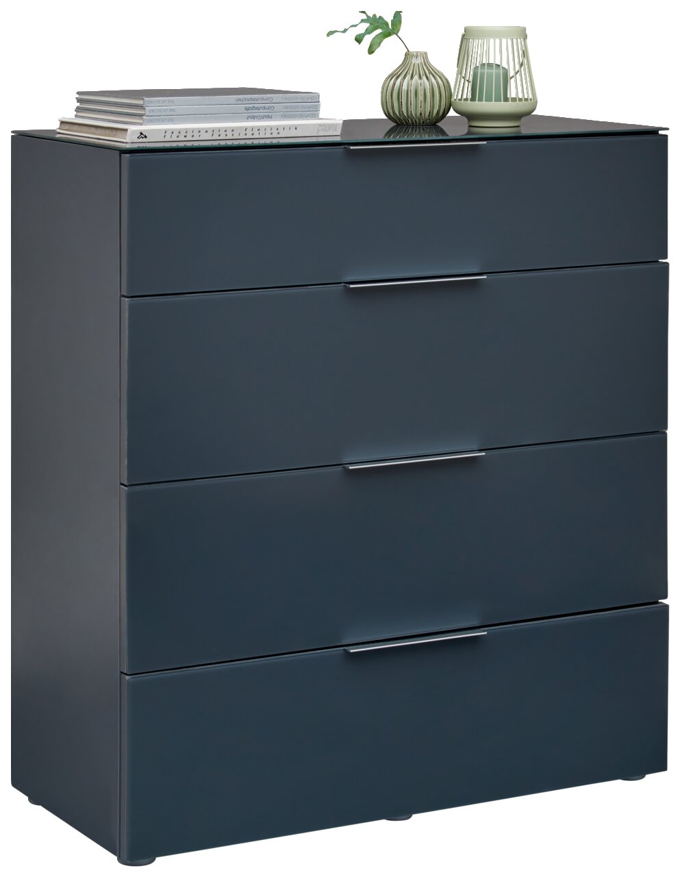 Voleo Schubkastenkommode MALIN Schubkastenkommode in dunklem Blau mit vier Schubladen, dekoriert mit Büchern und grünen Vasen, seitliche Perspektive
