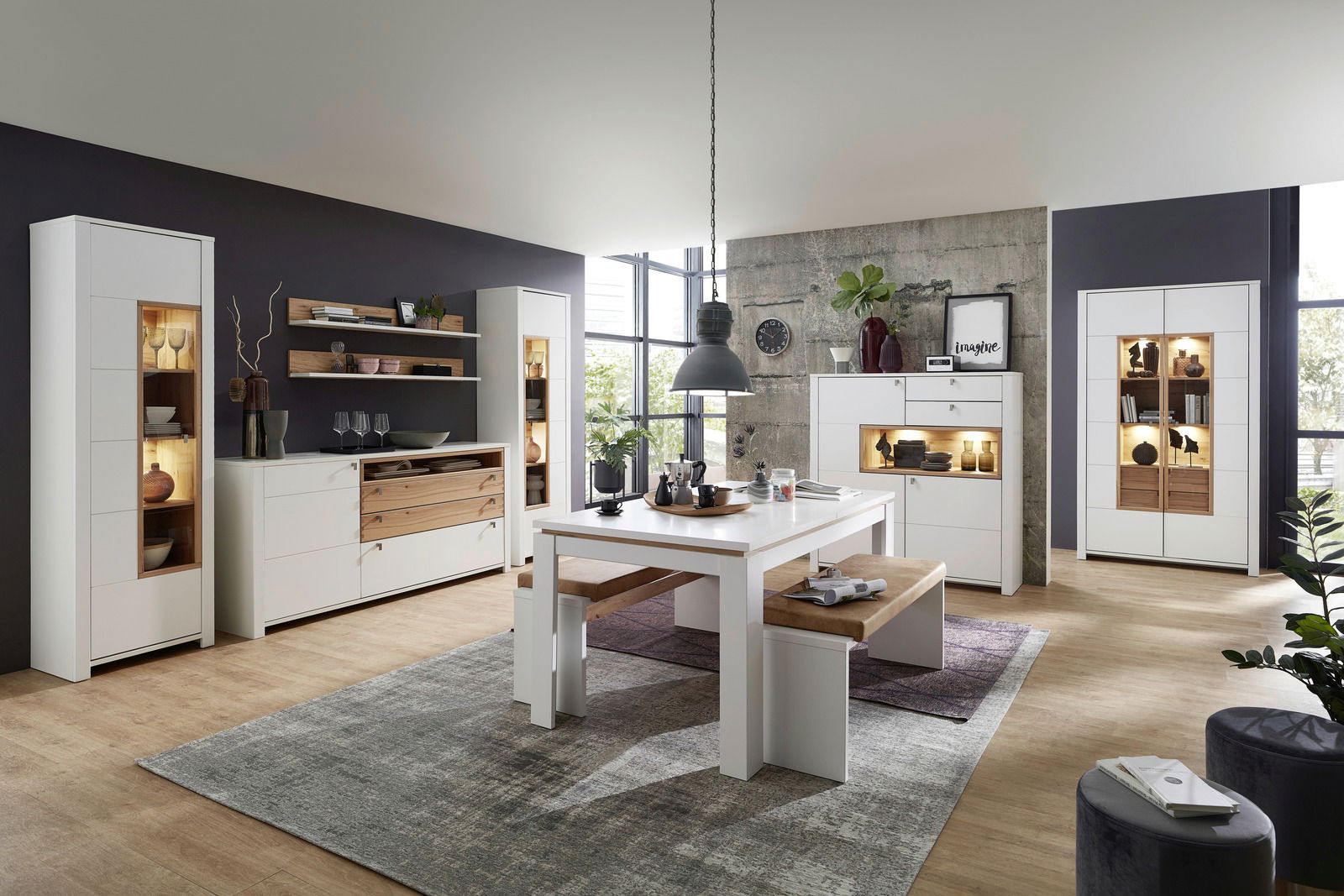 Moderne Wohnzimmermöbel in heller Holzoptik mit Vitrinen, Sideboard, Esstisch und Bank, seitliche Perspektive