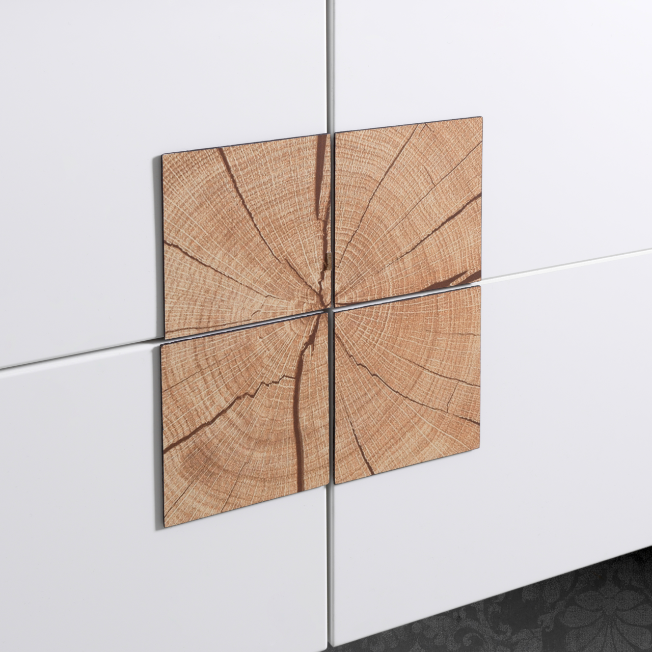 Nahaufnahme eines weißen Waschtisch-Sets mit dekorativen Holzelementen in der Mitte, aus der Frontalperspektive.