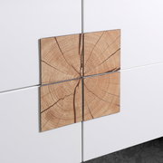 Nahaufnahme eines weißen Waschtisch-Sets mit dekorativen Holzelementen in der Mitte, aus der Frontalperspektive.