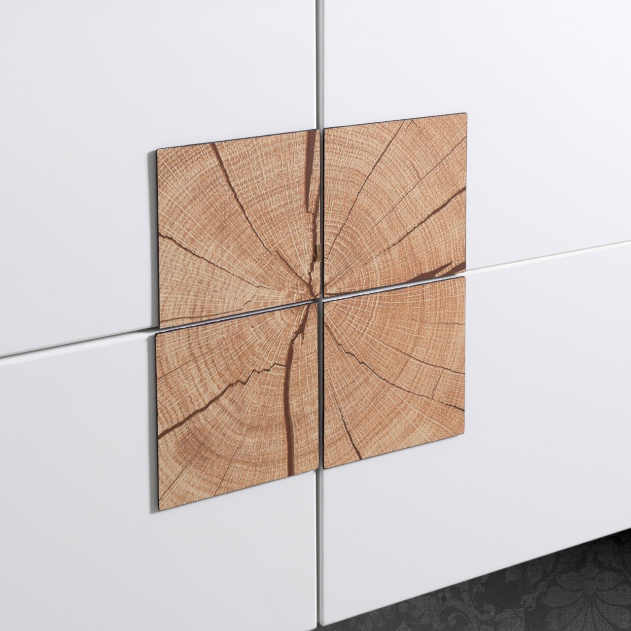 Nahaufnahme eines weißen Waschtisch-Sets mit dekorativen Holzelementen in der Mitte, aus der Frontalperspektive.