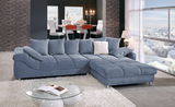 Blaue Rundecke (L) in einem modernen Wohnzimmer mit großen Fenstern, einem weißen Teppich und einem Glastisch, seitliche Perspektive.