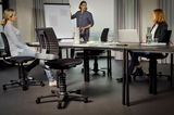 Moderner Drehstuhl in einem Büro, seitliche Perspektive