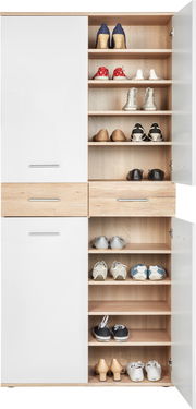 Großer Schuhschrank mit offenen Türen, gefüllt mit verschiedenen Schuhen, aus einer frontalen Perspektive.