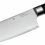 Nahaufnahme eines Yari Messers mit 20 cm Klinge, seitliche Perspektive.