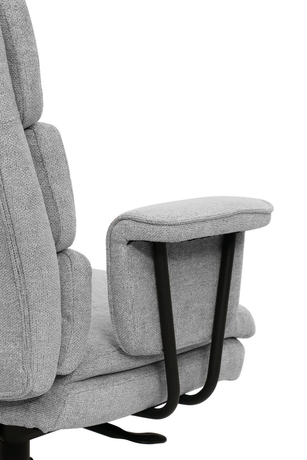 Nahaufnahme eines grauen Chefsessels mit gepolsterten Armlehnen und schwarzem Metallgestell, seitliche Perspektive