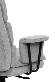 Nahaufnahme eines grauen Chefsessels mit gepolsterten Armlehnen und schwarzem Metallgestell, seitliche Perspektive