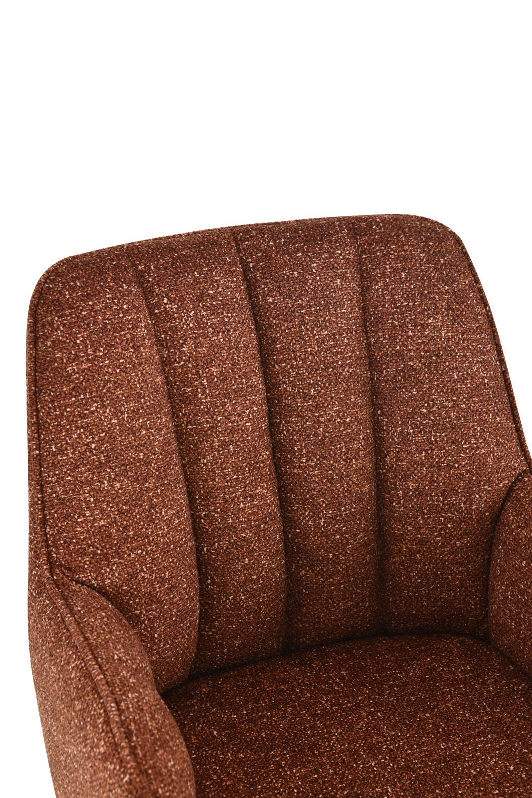 Nahaufnahme eines braunen Armlehnstuhls mit gepolsterter Rückenlehne, von vorne betrachtet.