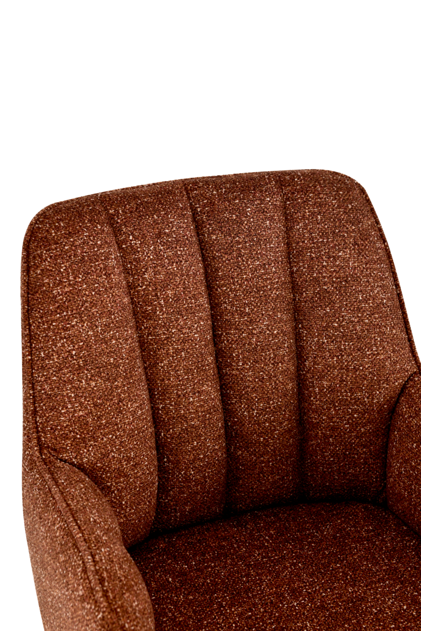 Nahaufnahme eines braunen Armlehnstuhls mit gepolsterter Rückenlehne, von vorne betrachtet.