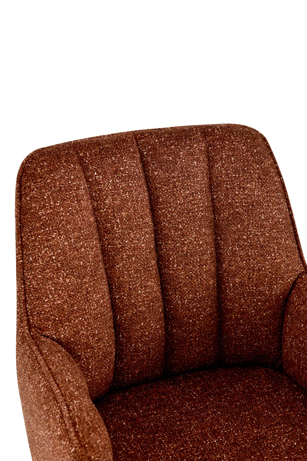 Close-up van een bruine fauteuil met gestoffeerde rugleuning, gezien vanaf de voorkant.