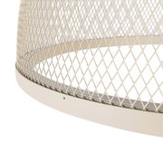 Nahaufnahme einer LED-Deckenleuchte mit einem modernen, gitterförmigen Design in Beige.