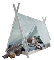 Kinderbedje met stoffen kap in tentvorm, met een wit houten frame en lichtblauwe stof met sterrenpatroon, zijaanzicht