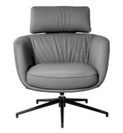 Grijze, gestoffeerde draaifauteuil met armleuningen en hoofdsteun op een zwart vijfpootonderstel, vooraanzicht