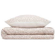 Satinbettwäsche-Set von s.Oliver in Beige mit dezentem Muster, bestehend aus einem Kissenbezug und einem Bettdeckenbezug, frontal gestapelt.