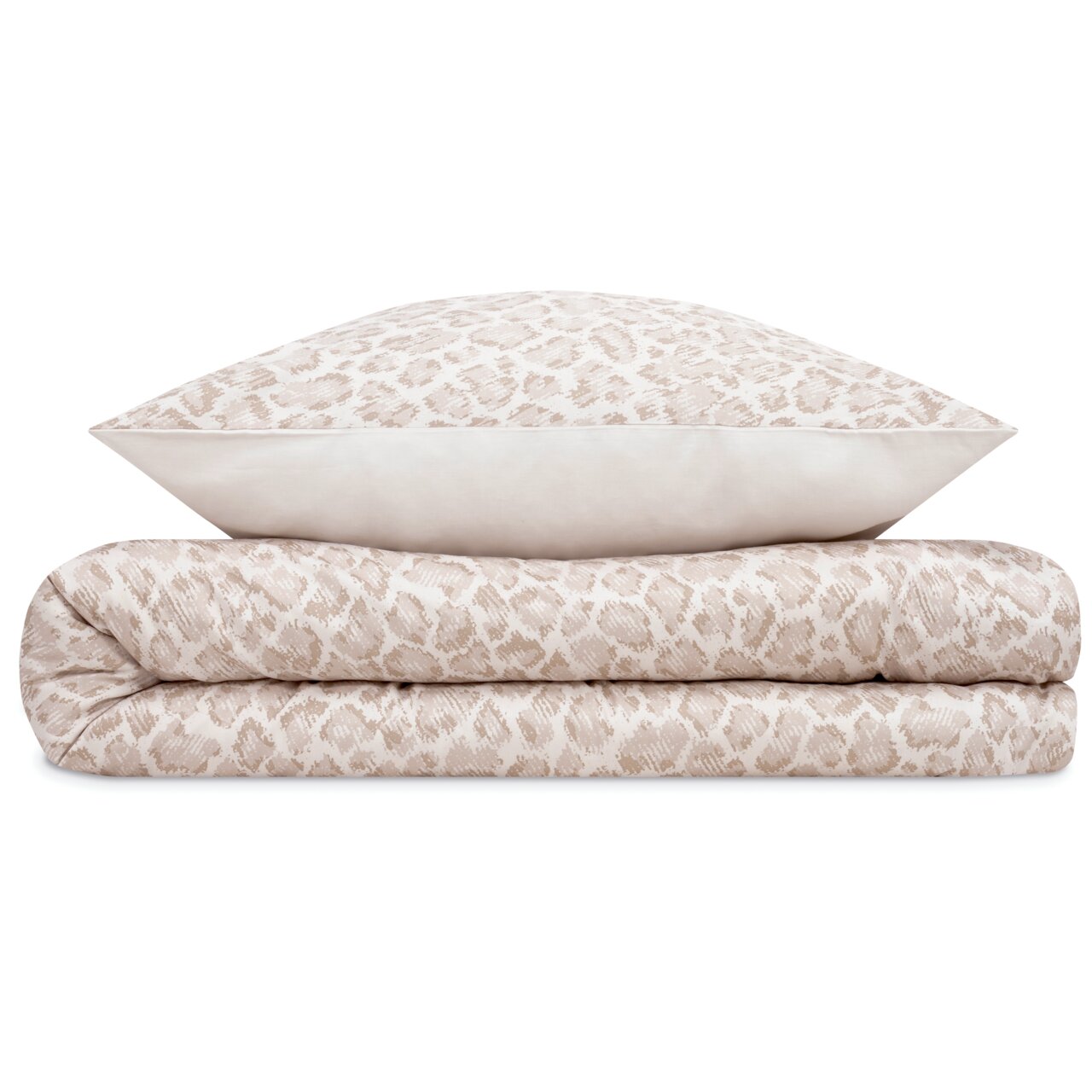Satinbettwäsche-Set von s.Oliver in Beige mit dezentem Muster, bestehend aus einem Kissenbezug und einem Bettdeckenbezug, frontal gestapelt.