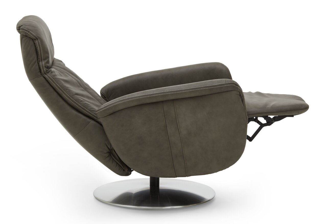 Zijaanzicht van een moderne relaxfauteuil met verstelbare rugleuning en voetsteun op een ronde metalen voet.