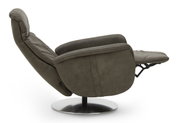 Zijaanzicht van een moderne relaxfauteuil met verstelbare rugleuning en voetsteun op een ronde metalen voet.