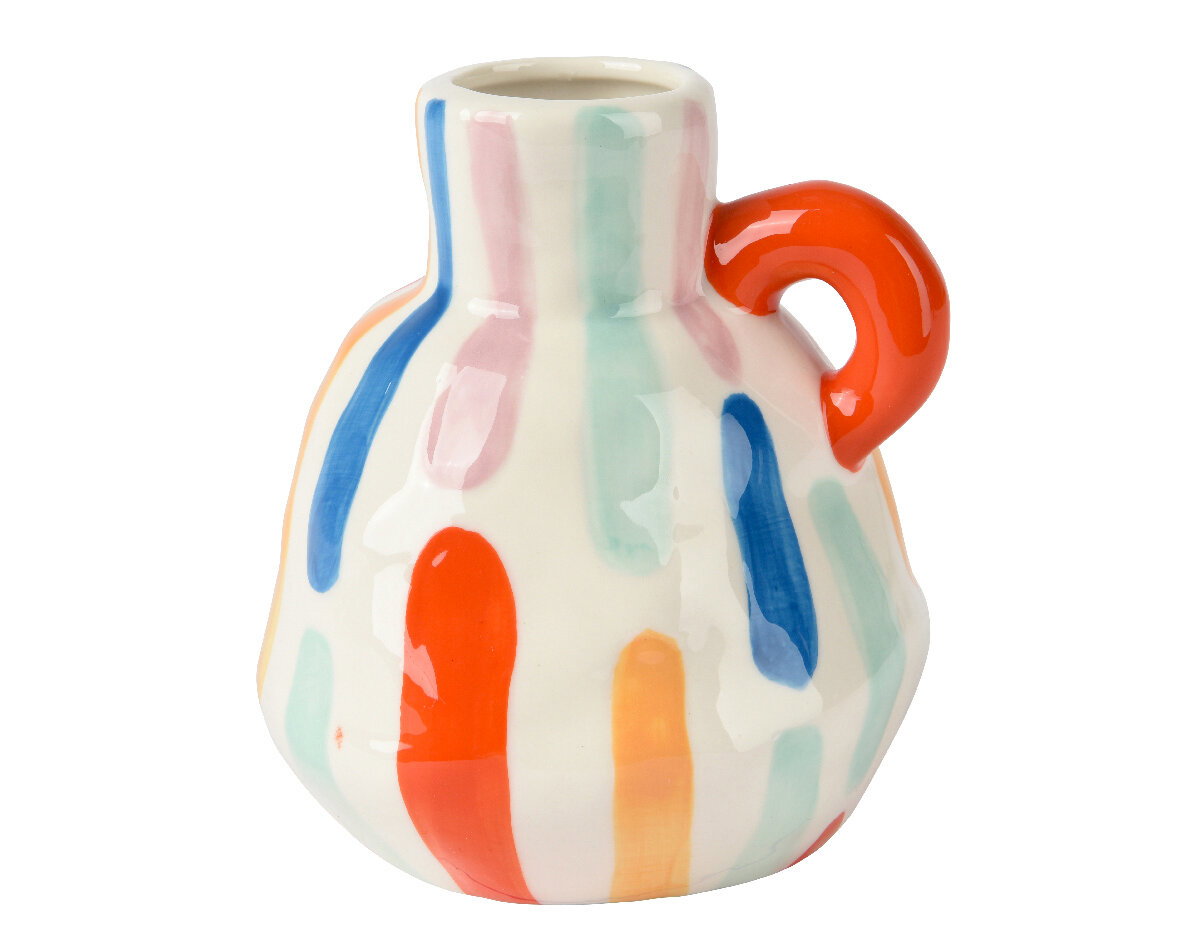 Bunter Krug mit abstraktem Streifenmuster und rotem Henkel, seitliche Perspektive