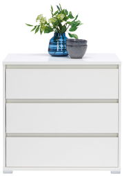 Weiße Kommode mit drei Schubladen, darauf eine blaue Vase mit grünen Pflanzen und zwei graue Schalen, frontale Perspektive.