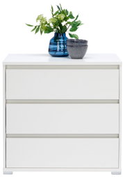 Weiße Kommode mit drei Schubladen, darauf eine blaue Vase mit grünen Pflanzen und zwei graue Schalen, frontale Perspektive.