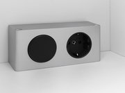 Silberne Steckdose mit schwarzem Abdeckknopf, seitliche Perspektive