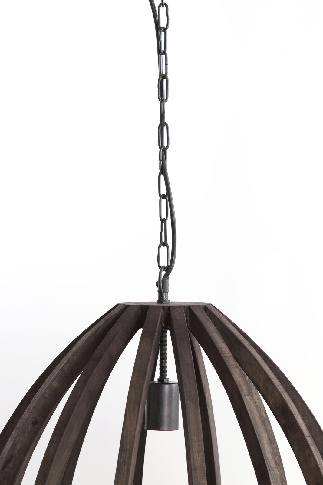Nahaufnahme einer Hängeleuchte BARSIA mit Holzlamellen und Metallkette, von unten fotografiert.