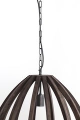 Nahaufnahme einer Hängeleuchte BARSIA mit Holzlamellen und Metallkette, von unten fotografiert.