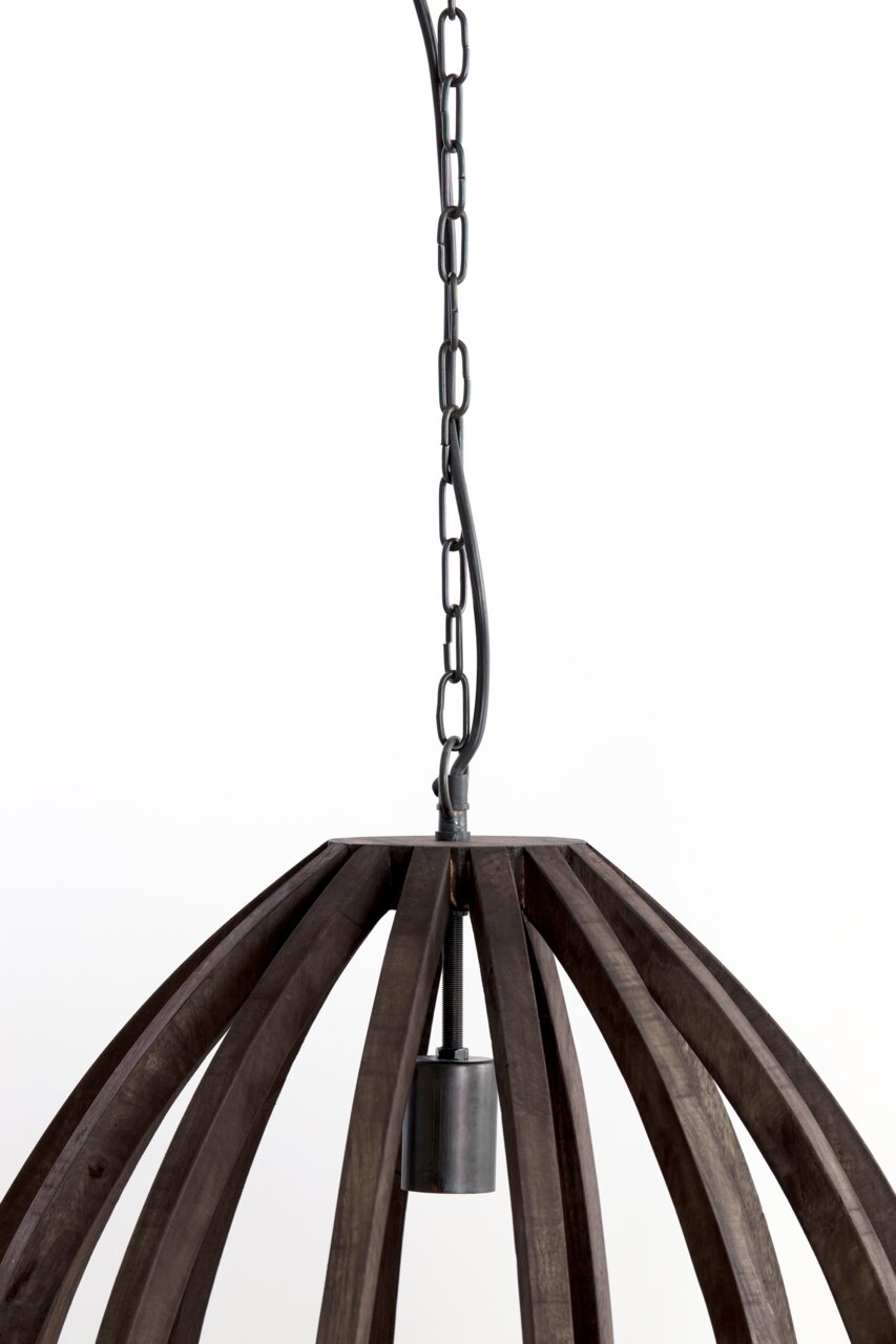 Nahaufnahme einer Hängeleuchte BARSIA mit Holzlamellen und Metallkette, von unten fotografiert.