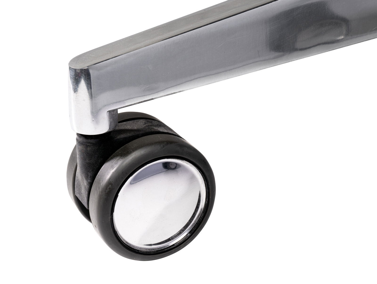 Nahaufnahme einer Stuhlrolle mit glänzendem Metallrahmen und schwarzem Rad.