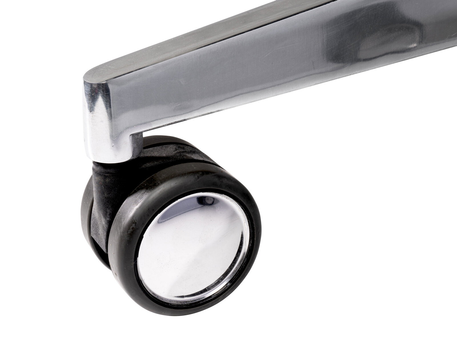 Nahaufnahme einer Stuhlrolle mit glänzendem Metallrahmen und schwarzem Rad.