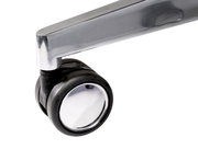 Close-up van een bureaustoel op wieltjes met een glanzend metalen frame en een zwart wiel.