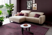 Beiges Cord-Ecksofa mit linker Ottomane und schwarzen Metallfüßen in modernem Wohnzimmer, aufgenommen in schräger Frontansicht von links.