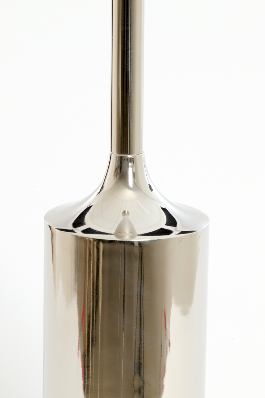 Silberner Kerzenhalter aus Metall, Nahaufnahme von der Seite