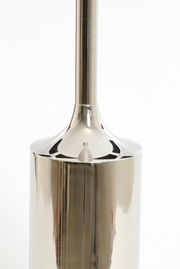 Silberner Kerzenhalter aus Metall, Nahaufnahme von der Seite