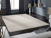 Handgewebter Teppich in einem modernen Wohnzimmer, aus der Perspektive eines Sofas fotografiert.