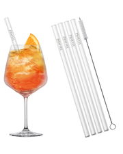 Cocktailglas mit orangefarbenem Getränk und Orangenscheibe, daneben fünf Glasstrohhalme und eine Reinigungsbürste, seitliche Perspektive