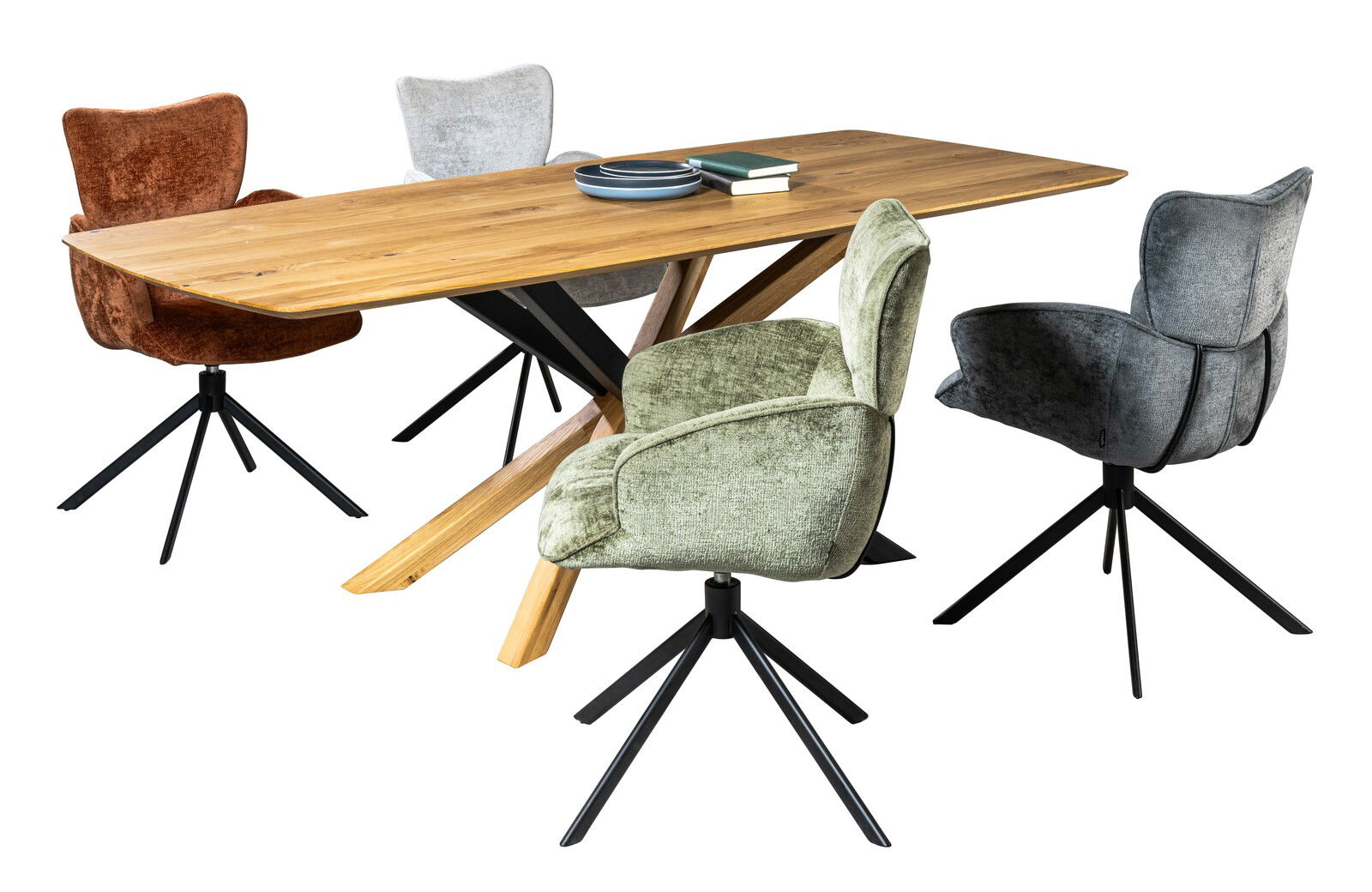 Vier Armlehnstühle in verschiedenen Farben um einen Holztisch mit Metallbeinen, seitliche Perspektive.