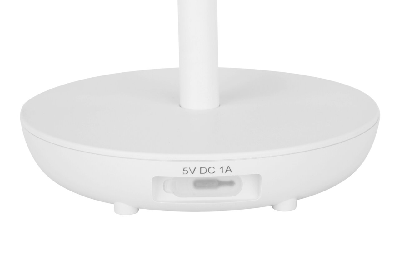 Nahaufnahme der Basis einer weißen Solarleuchte mit USB-Anschluss und Aufschrift '5V DC 1A'.
